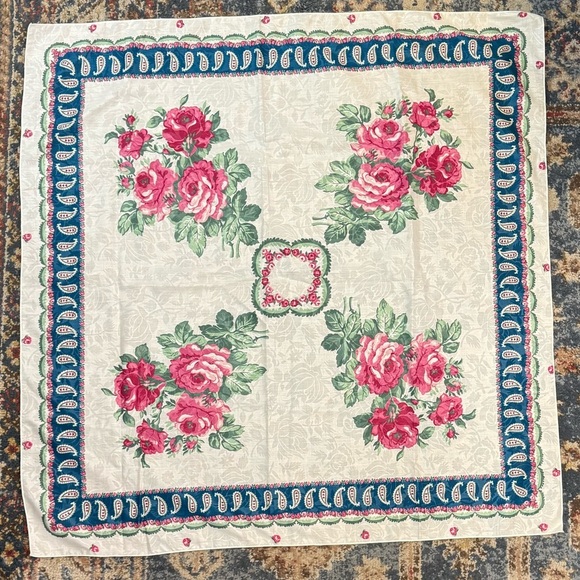 Beautiful White with Pink Roses Scarf / Shawl - Picture 1 of 2